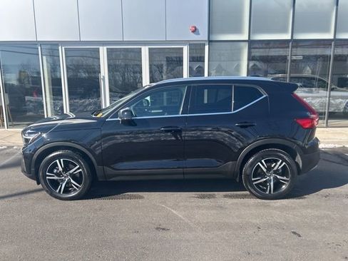 Certified 2025 Volvo XC40 B5 Core image 2