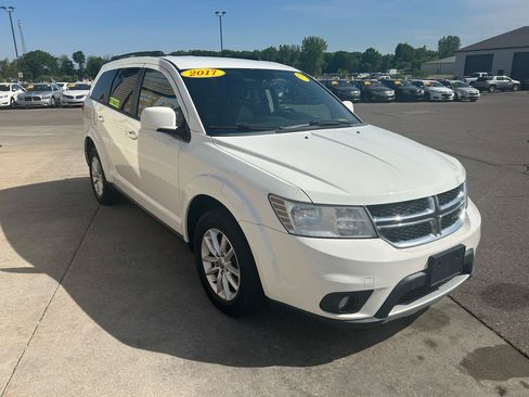 Used 2017 Dodge Journey SXT w/ Comfort/Convenience Group AWD/4WD image 3