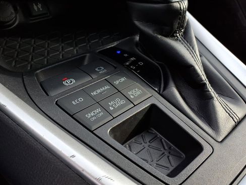 Used 2019 Toyota RAV4 LE image 22