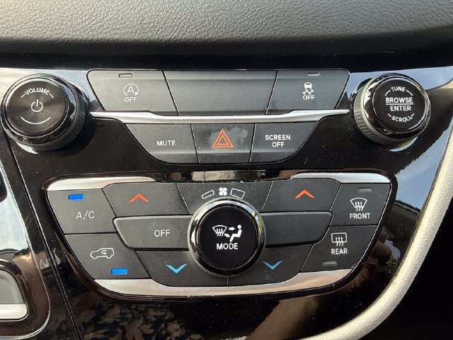Used 2023 Chrysler Voyager LX FWD image 17