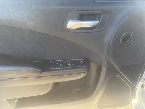 Used 2019 Dodge Charger SXT w/ Blacktop Package image 9