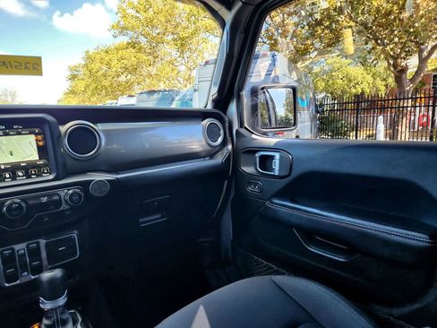 Used 2018 Jeep Wrangler Unlimited Sahara image 27