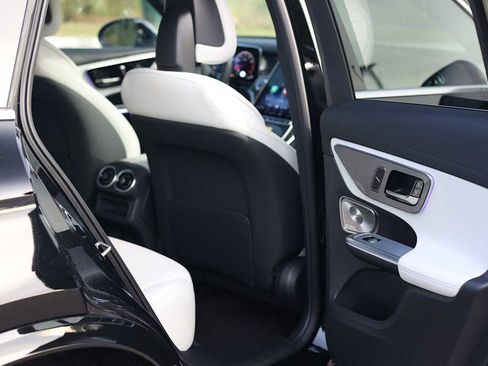 Used 2026 Mercedes-Benz GLC 300 4MATIC image 28