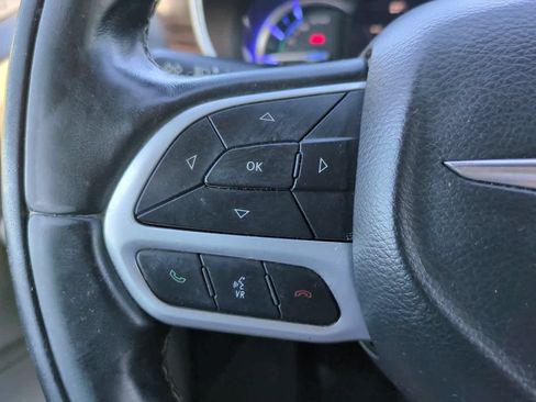 Used 2022 Chrysler Pacifica Limited FWD image 25