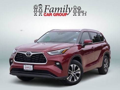Used 2024 Toyota Highlander XLE FWD image 1