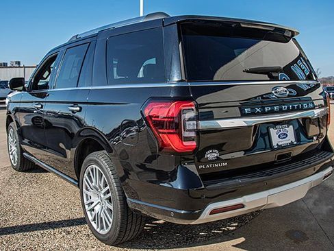 Used 2024 Ford Expedition Platinum image 3