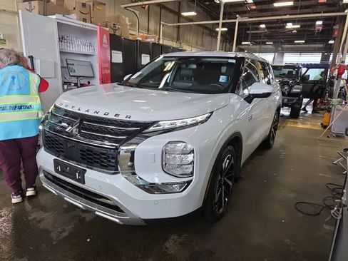 Used 2023 Mitsubishi Outlander SE image 1