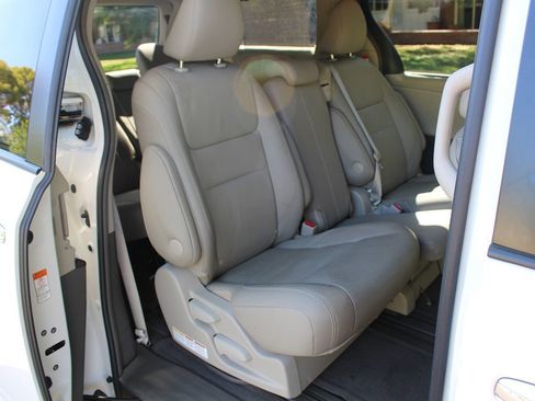 Used 2017 Toyota Sienna XLE Premium image 14