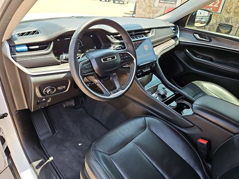 Used 2023 Jeep Grand Cherokee Limited AWD/4WD image 12