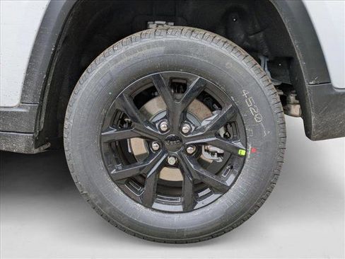 New 2025 Jeep Grand Cherokee Altitude image 10