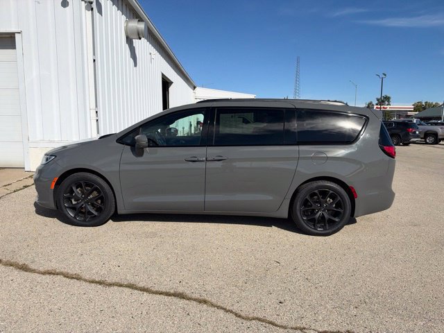 Used 2022 Chrysler Pacifica Touring-L w/ Uconnect Theater Family Group FWD image 31