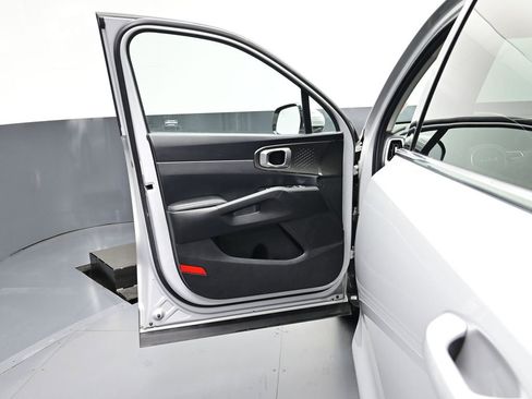 Used 2024 Kia Sorento EX w/ Panoramic Sunroof Package image 12