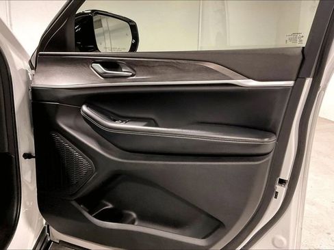 Used 2023 Jeep Grand Cherokee Limited image 22