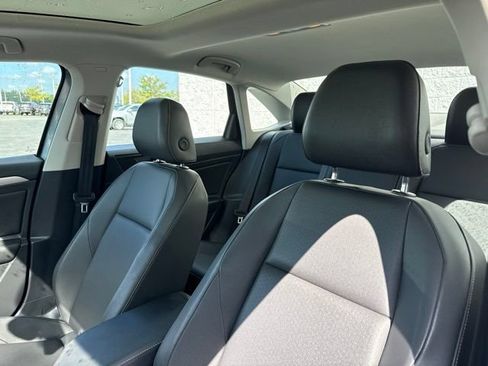Used 2019 Volkswagen Jetta SE w/ Cold Weather Package FWD image 12