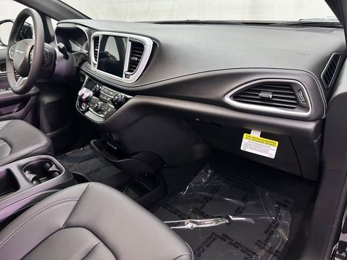 New 2026 Chrysler Pacifica Select image 25