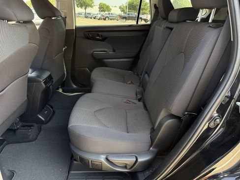 Used 2023 Toyota Highlander LE AWD/4WD image 27