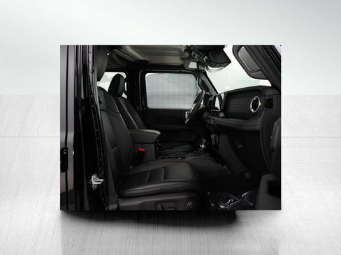 Used 2024 Jeep Wrangler Sahara image 9