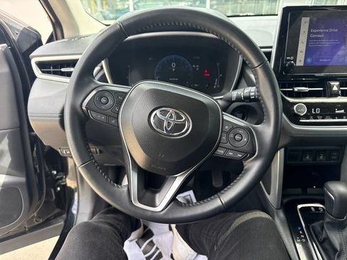 Used 2025 Toyota Corolla Cross XLE FWD image 17