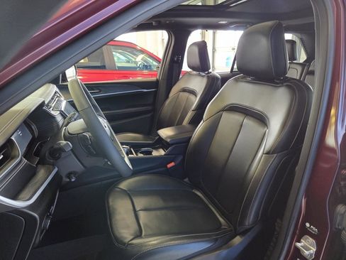 Used 2024 Jeep Grand Cherokee Limited w/ Luxury Tech Group II image 15