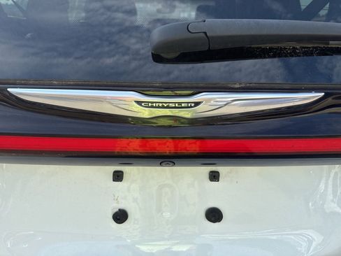 Used 2021 Chrysler Pacifica Touring-L image 10