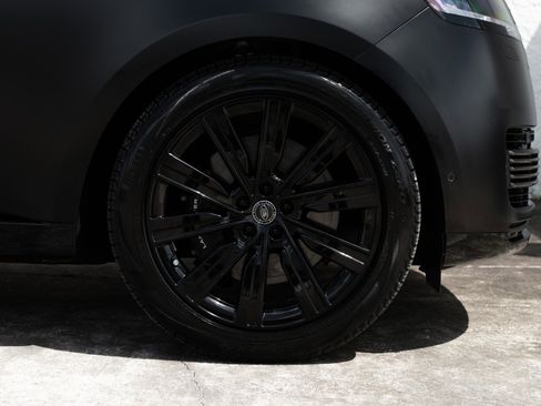 Used 2025 Land Rover Range Rover SV image 40