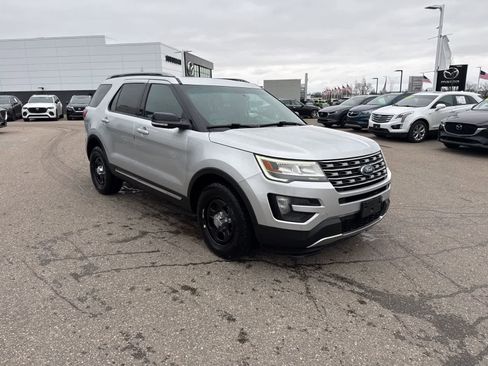 Used 2016 Ford Explorer XLT w/ Equipment Group 202A image 3