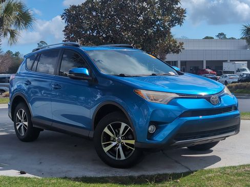 Used 2018 Toyota RAV4 XLE image 2