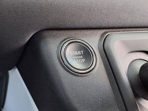 Used 2023 Land Rover Defender 90 SE image 10