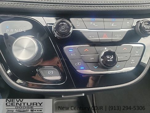 New 2027 Chrysler Pacifica Select FWD image 13