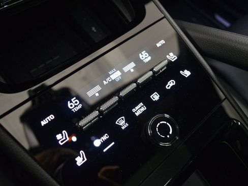 Certified 2025 Porsche Cayenne AWD/4WD image 30