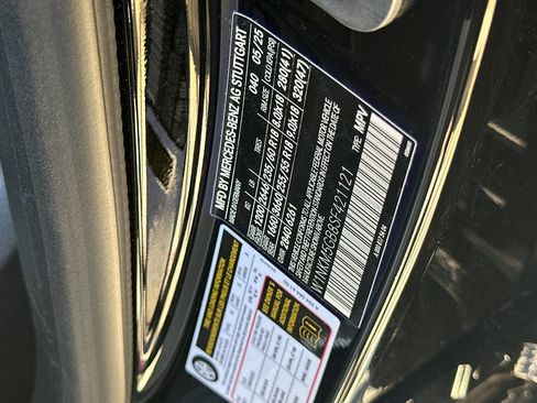 Used 2025 Mercedes-Benz GLC 350e 4MATIC image 38