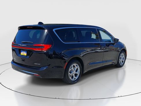 Used 2024 Chrysler Pacifica Limited FWD image 7