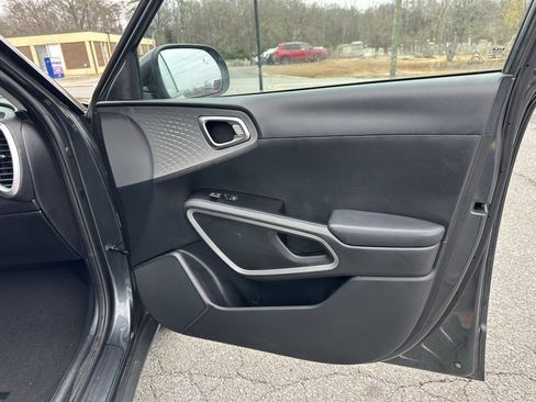 Used 2023 Kia Soul LX w/ LX Technology Package image 16