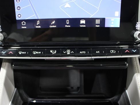 Used 2024 Jeep Wagoneer Series III w/ Premium Group I AWD/4WD image 18
