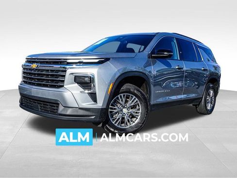 Used 2024 Chevrolet Traverse LT image 1