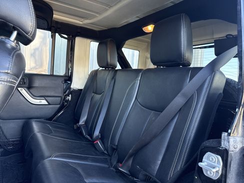 Used 2018 Jeep Wrangler Unlimited Sahara w/ Connectivity Group image 27
