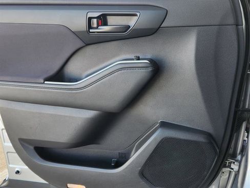 Used 2024 Toyota Highlander LE image 18