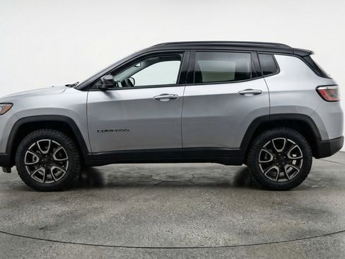 Used 2025 Jeep Compass Trailhawk image 5
