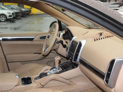 Used 2016 Porsche Cayenne image 20