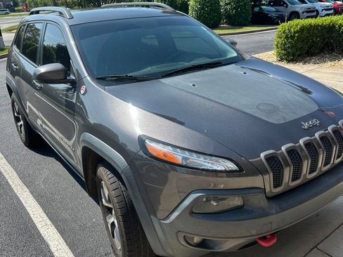 Used 2018 Jeep Cherokee Trailhawk AWD/4WD image 2