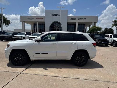 Used 2021 Jeep Grand Cherokee Laredo X RWD image 4