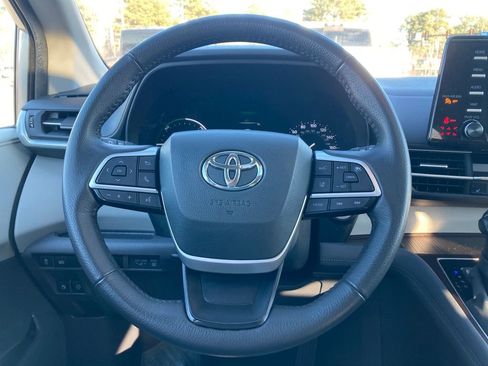 Used 2024 Toyota Sienna XLE image 14