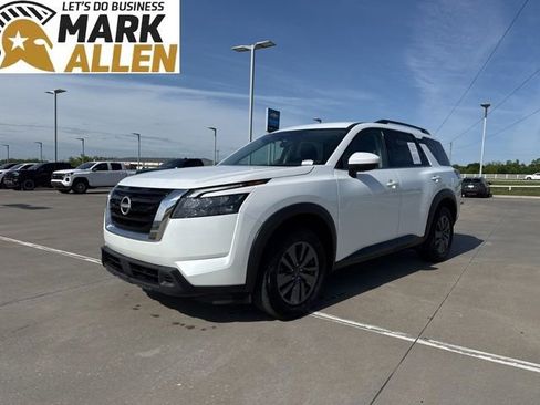 Used 2025 Nissan Pathfinder SV FWD image 2