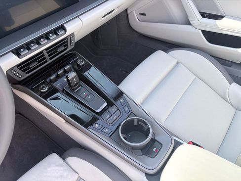 Used 2025 Porsche 911 Carrera RWD image 7