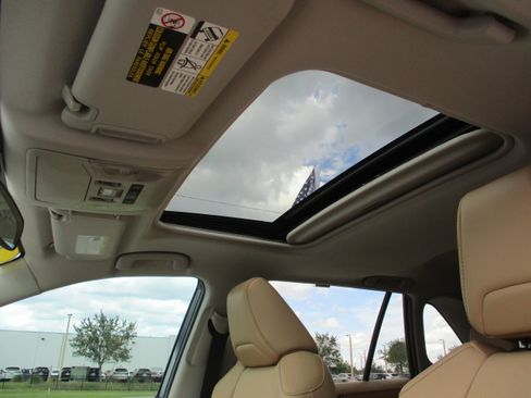 Used 2022 Toyota RAV4 XLE Premium image 17