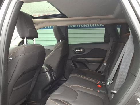 Used 2016 Jeep Cherokee Latitude w/ Comfort/Convenience Group image 12