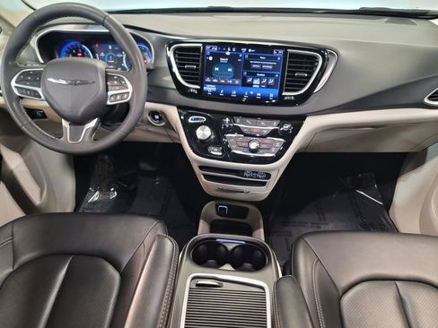 Used 2024 Chrysler Pacifica Touring-L image 24