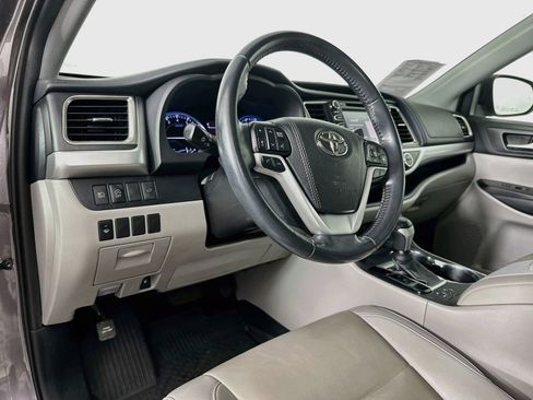 Used 2019 Toyota Highlander XLE AWD/4WD image 9