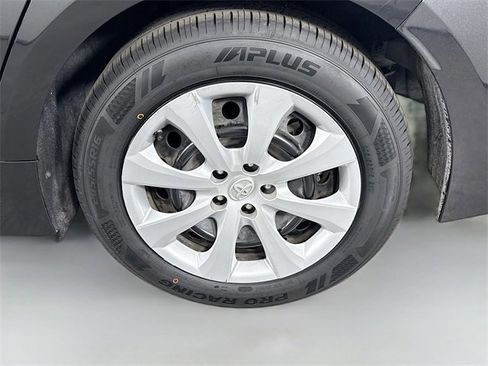Used 2021 Toyota Corolla LE image 28