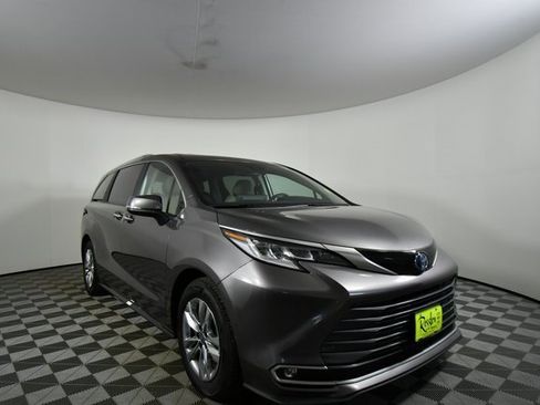 Used 2024 Toyota Sienna Limited image 8